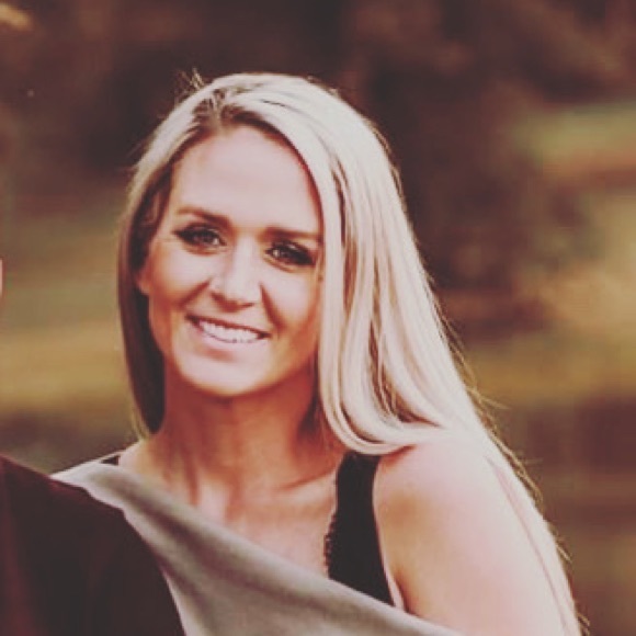 Meet your Posher, Kayla - Picture 4 of 4